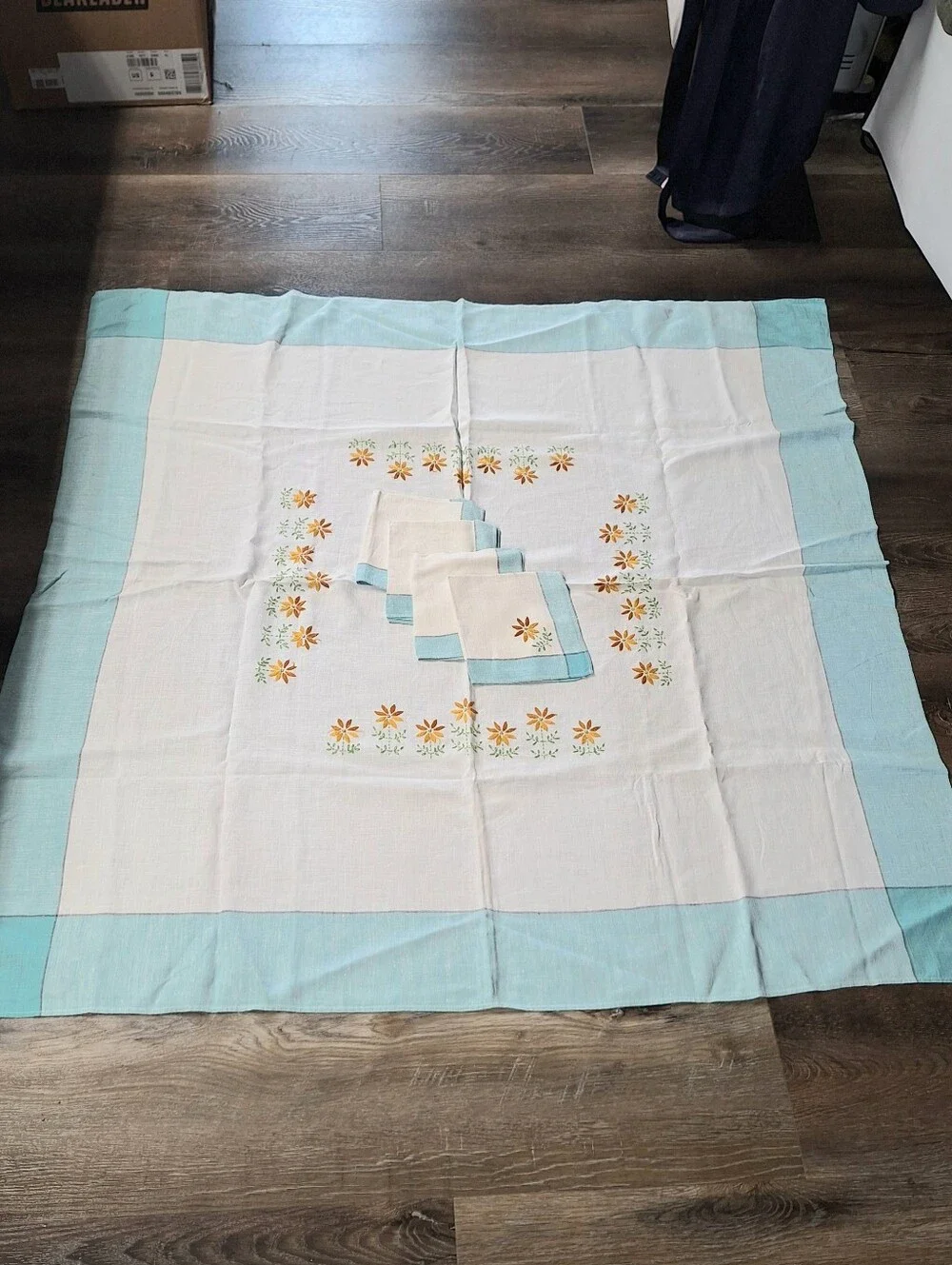 Vintage 30s-40s Embroidered Linen Daisy Tablecloth & Napkin Set